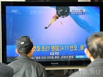 Жители Южной Кореи смотрят репортаж о запуске ракеты "Ынха-2" в 2009 году. Фото ©AFP, архив