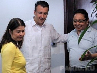 Гильермо Чолеле (слева) и глав Минюста Венесуэлы (в центре). Фото ©AFP